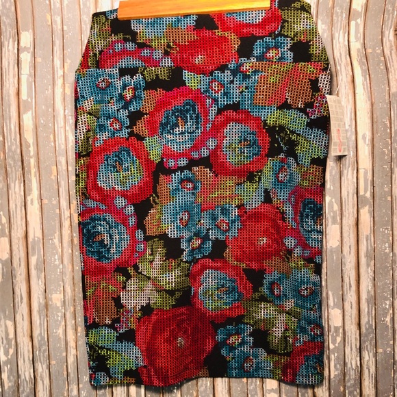 NWT LuLaRoe Cassie Skirt - Red & Blue Roses Sz S - Picture 3 of 8